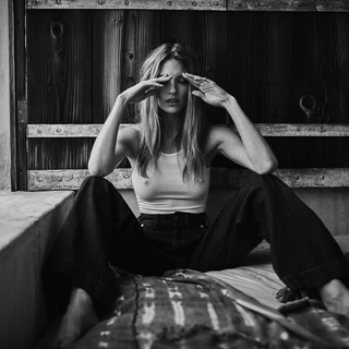Martha Hunt feet photo thumbnail