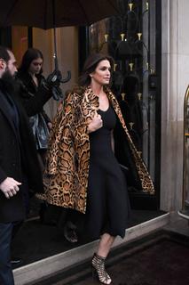 Cindy Crawford feet photo thumbnail