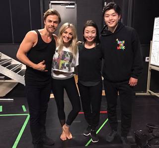 Julianne Hough feet photo thumbnail