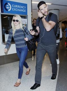 Julianne Hough feet photo thumbnail