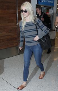 Julianne Hough feet photo thumbnail