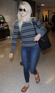 Julianne Hough feet photo thumbnail