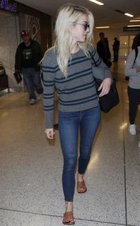 Julianne Hough feet photo thumbnail