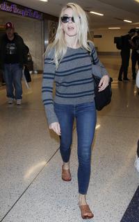 Julianne Hough feet photo thumbnail
