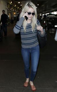 Julianne Hough feet photo thumbnail