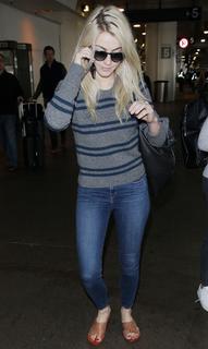 Julianne Hough feet photo thumbnail