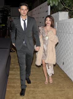 Sarah Hyland feet photo thumbnail