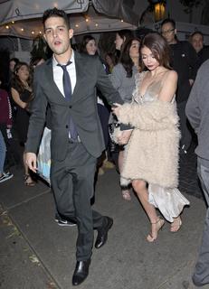 Sarah Hyland feet photo thumbnail