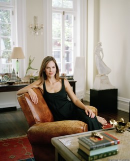 Hilary Swank feet photo thumbnail
