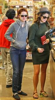 Nikki Reed feet photo thumbnail