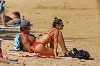 Isis Valverde feet photo thumbnail