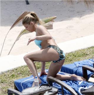 Fergie feet photo thumbnail