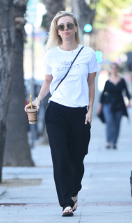 Kaley Cuoco feet photo thumbnail