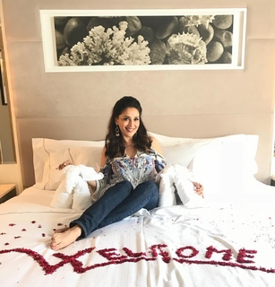 Madhuri Dixit feet photo thumbnail