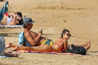 Isis Valverde feet photo thumbnail