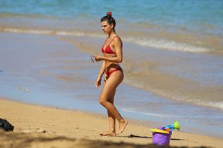 Isis Valverde feet photo thumbnail