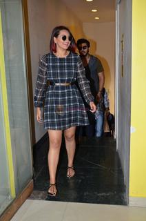 Sonakshi Sinha feet photo thumbnail