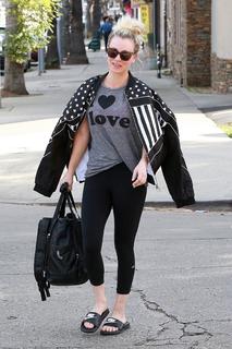 Kaley Cuoco feet photo thumbnail