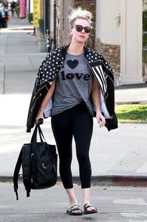 Kaley Cuoco feet photo thumbnail