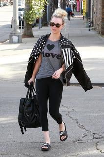 Kaley Cuoco feet photo thumbnail