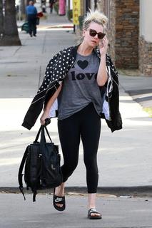 Kaley Cuoco feet photo thumbnail