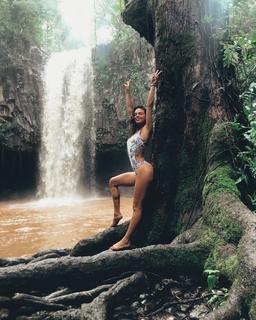 Isis Valverde feet photo thumbnail