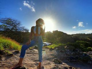 Isis Valverde feet photo thumbnail