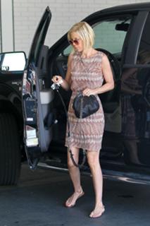 Tori Spelling feet photo thumbnail