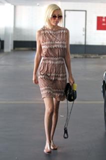 Tori Spelling feet photo thumbnail