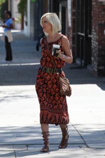 Tori Spelling feet photo thumbnail