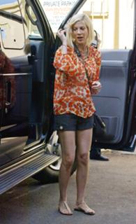 Tori Spelling feet photo thumbnail