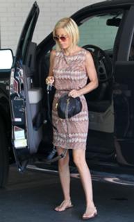 Tori Spelling feet photo thumbnail