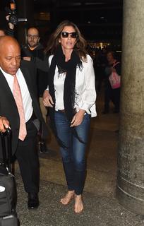 Cindy Crawford feet photo thumbnail