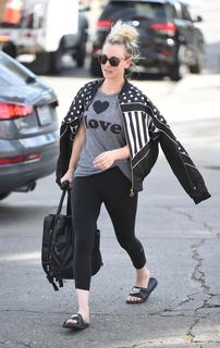 Kaley Cuoco feet photo thumbnail