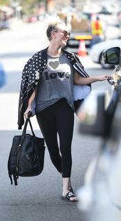 Kaley Cuoco feet photo thumbnail