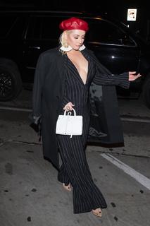 Christina Aguilera feet photo thumbnail
