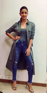 Alia Bhatt feet photo thumbnail