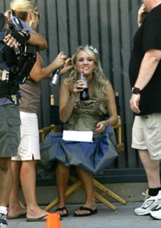 Carrie Underwood feet photo thumbnail