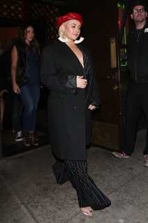 Christina Aguilera feet photo thumbnail