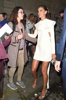 Izabel Goulart feet photo thumbnail