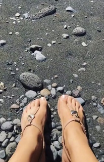 Isis Valverde feet photo thumbnail