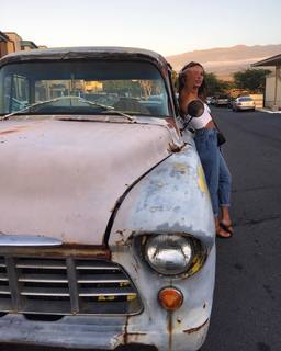 Isis Valverde feet photo thumbnail