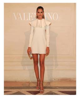 Izabel Goulart feet photo thumbnail