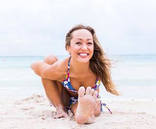 Kino MacGregor feet photo thumbnail