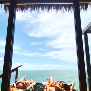 Maria Menounos feet photo thumbnail