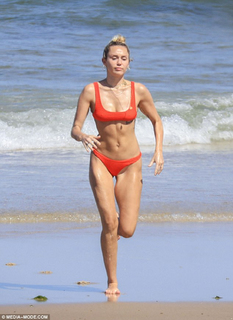Miley Cyrus feet photo thumbnail