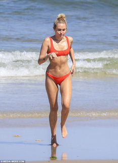 Miley Cyrus feet photo thumbnail