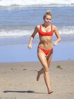 Miley Cyrus feet photo thumbnail