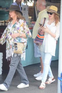 Jessica Chastain feet photo thumbnail