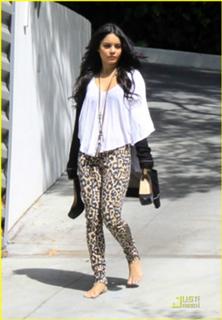 Vanessa Hudgens feet photo thumbnail